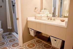 Bathroom - Updated 2 bedroom/2.5 bath townhouse, perfect for a large family beach getaway!! (Saint Augustine)
