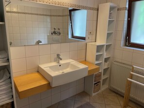Dusche, Haartrockner, Handtücher, Toilettenpapier