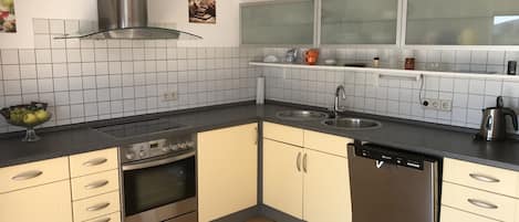 Réfrigérateur, four, plaque de cuisson, lave-vaisselle