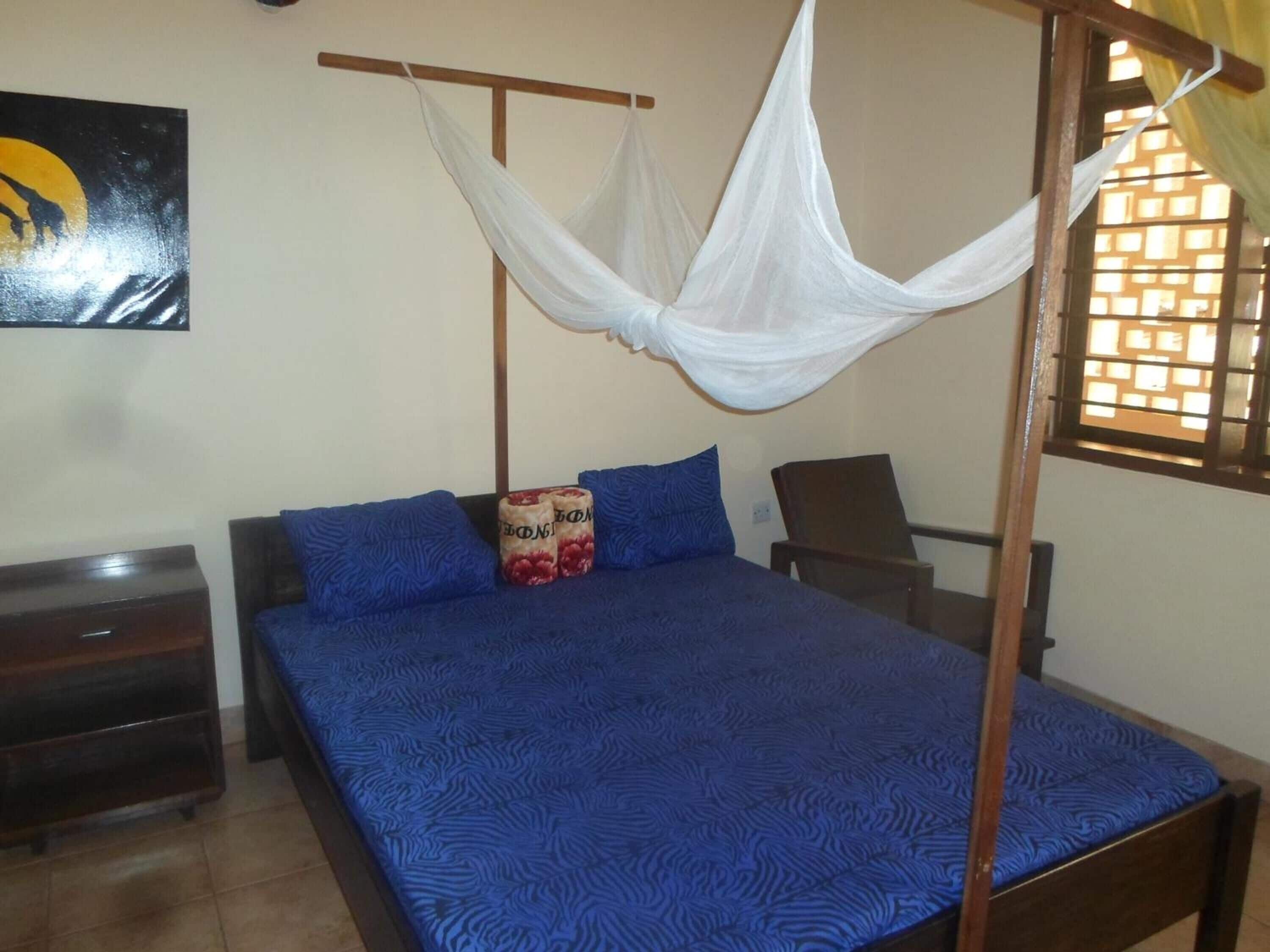 Decoración personalizada, muebles diferentes, escritorio y wifi gratis 