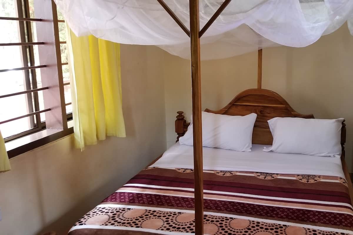 Junior Double Room | Desk, WiFi (free), individually decorated, individually furnished