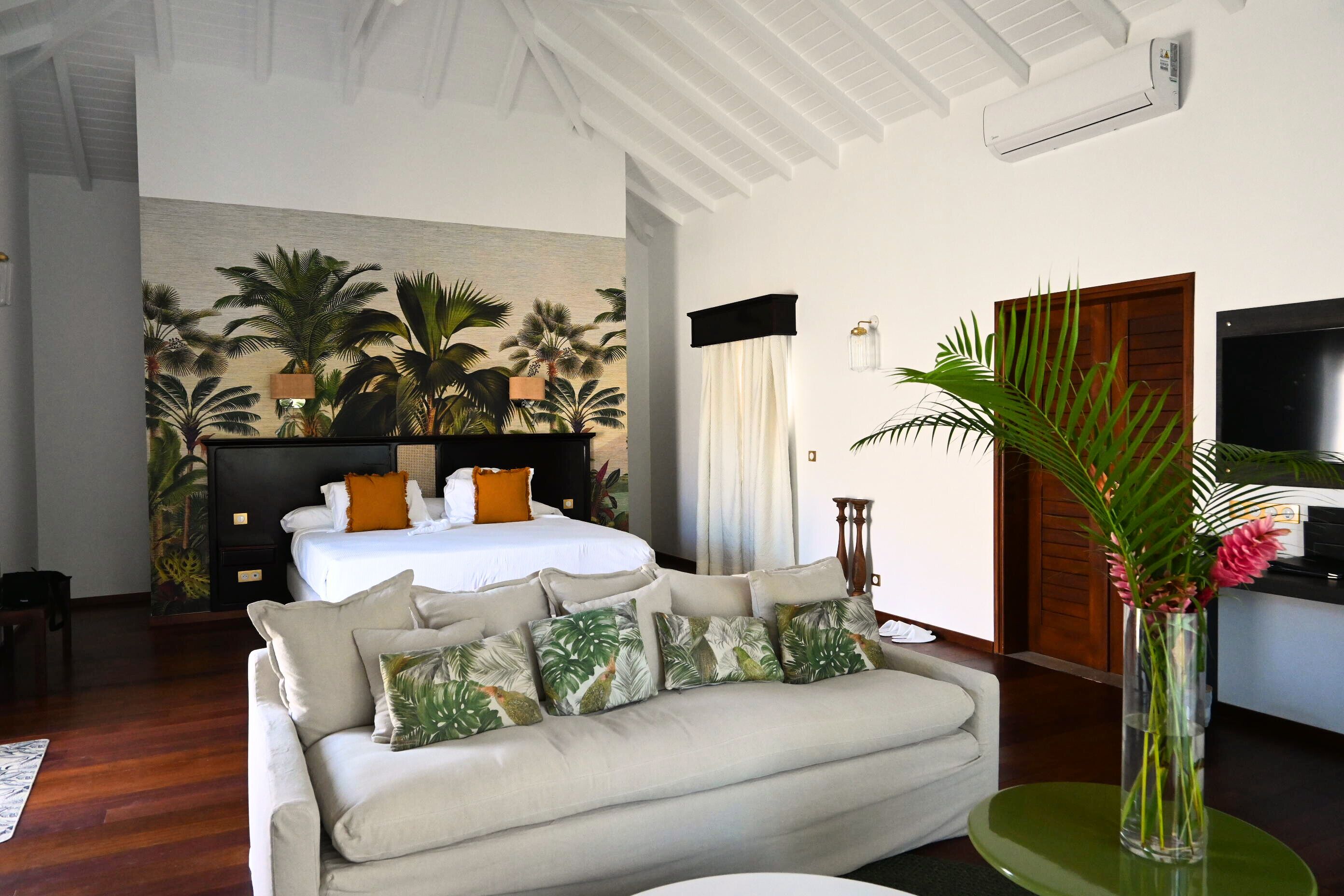 Royal Suite | Living area | 50-inch flat-screen TV with satellite channels, TV, offices