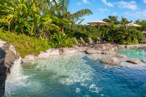 Piscina externa, guarda-sóis, espreguiçadeiras