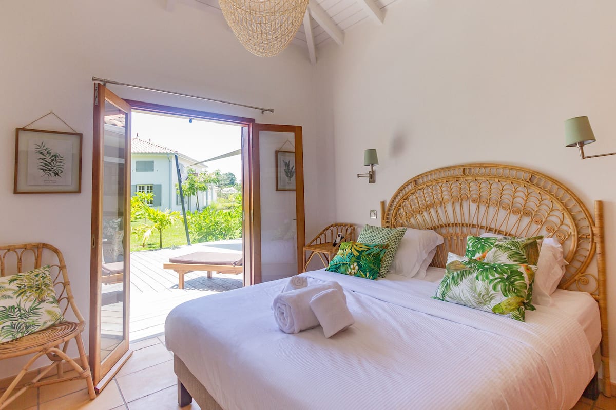 Luxury Villa | Egyptian cotton sheets, premium bedding, Select Comfort beds, minibar