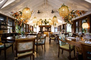 Se sirven almuerzos y cenas, con vista al jardín 