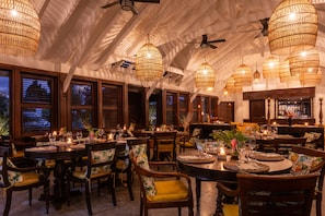 Dîner et souper servis sur place, vue sur le jardin