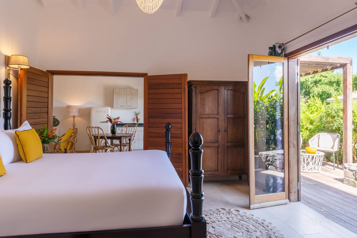 Egyptian cotton sheets, premium bedding, Select Comfort beds, minibar
