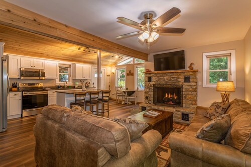 Cozy Cottage - Located on App Ski Mtn Lower level game room, Firepit