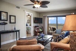 Televisión, reproductor de DVD y tenis de mesa 