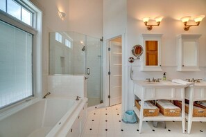 Badewanne, Haartrockner, Handtücher