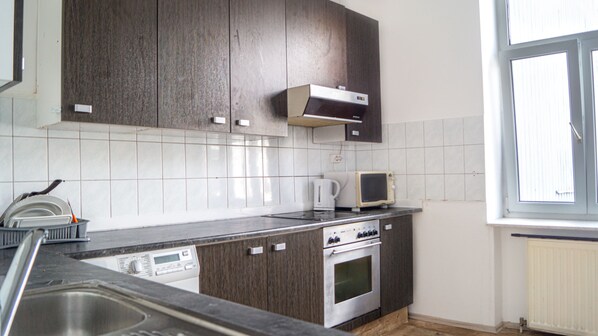 Apartment | Gemeinschaftsküche | Großer Kühlschrank, Mikrowelle, Ofen, Herdplatte