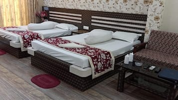 Royal Room | In-room safe, soundproofing, free WiFi, bed sheets