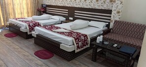 Royal-Zimmer | Zimmersafe, schallisolierte Zimmer, kostenloses WLAN, Bettwäsche
