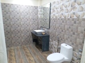 Kostenlose Toilettenartikel, Haartrockner, Handtücher, Seife