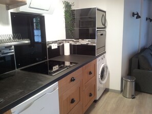 Fridge, microwave, oven, stovetop - Studio de la Tour des rondes - comfortable, central location (Lavaur)