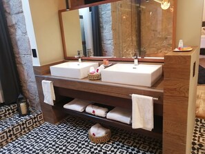 Master Suite | 浴室 | 淋浴設備、毛巾