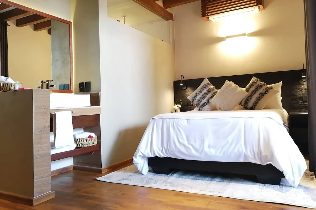 Suite ejecutiva | Escritorio, sistema de insonorización, wifi gratis y ropa de cama