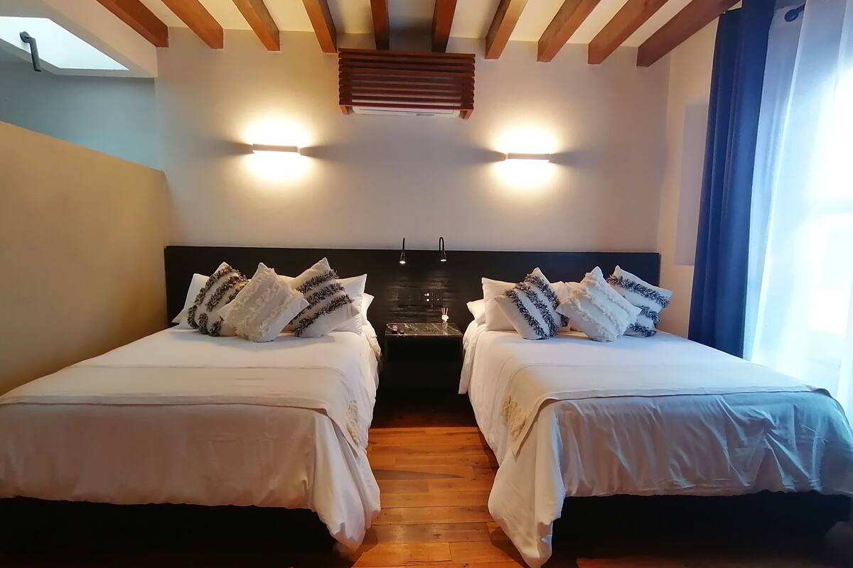 Suite junior, 2 camas dobles | Escritorio, sistema de insonorización, wifi gratis y ropa de cama