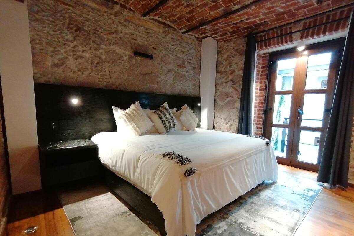 Suite junior, 1 cama de matrimonio grande | Escritorio, sistema de insonorización, wifi gratis y ropa de cama