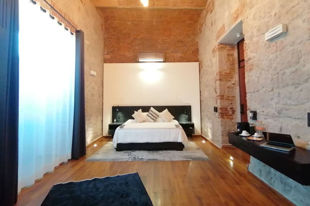 Master Suite | Escritorio, sistema de insonorización, wifi gratis y ropa de cama