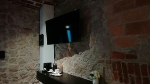 Escritorio, sistema de insonorización, wifi gratis y ropa de cama 