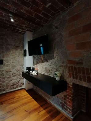 Junior Suite, 1 King Bed | Desk, soundproofing, free WiFi, bed sheets - Hotel Boutique Rayón 50 (Morelia)