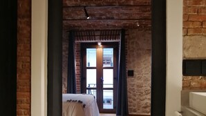 Escritorio, sistema de insonorización, wifi gratis y ropa de cama 