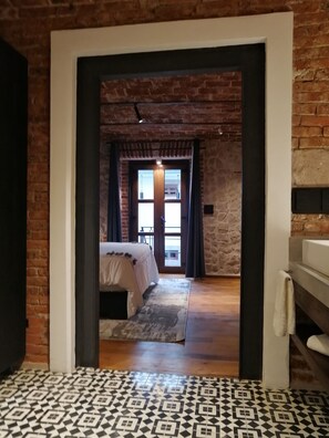 Junior Suite, 1 King Bed | Desk, soundproofing, free WiFi, bed sheets - Hotel Boutique Rayón 50 (Morelia)