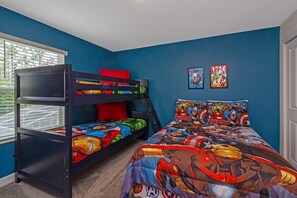 4 quartos, ferros/tábuas de passar roupa, berço de viagem