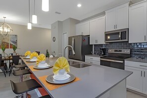 Fridge, microwave, oven, stovetop - Family home located in a luxurious resort (kissimmee)
