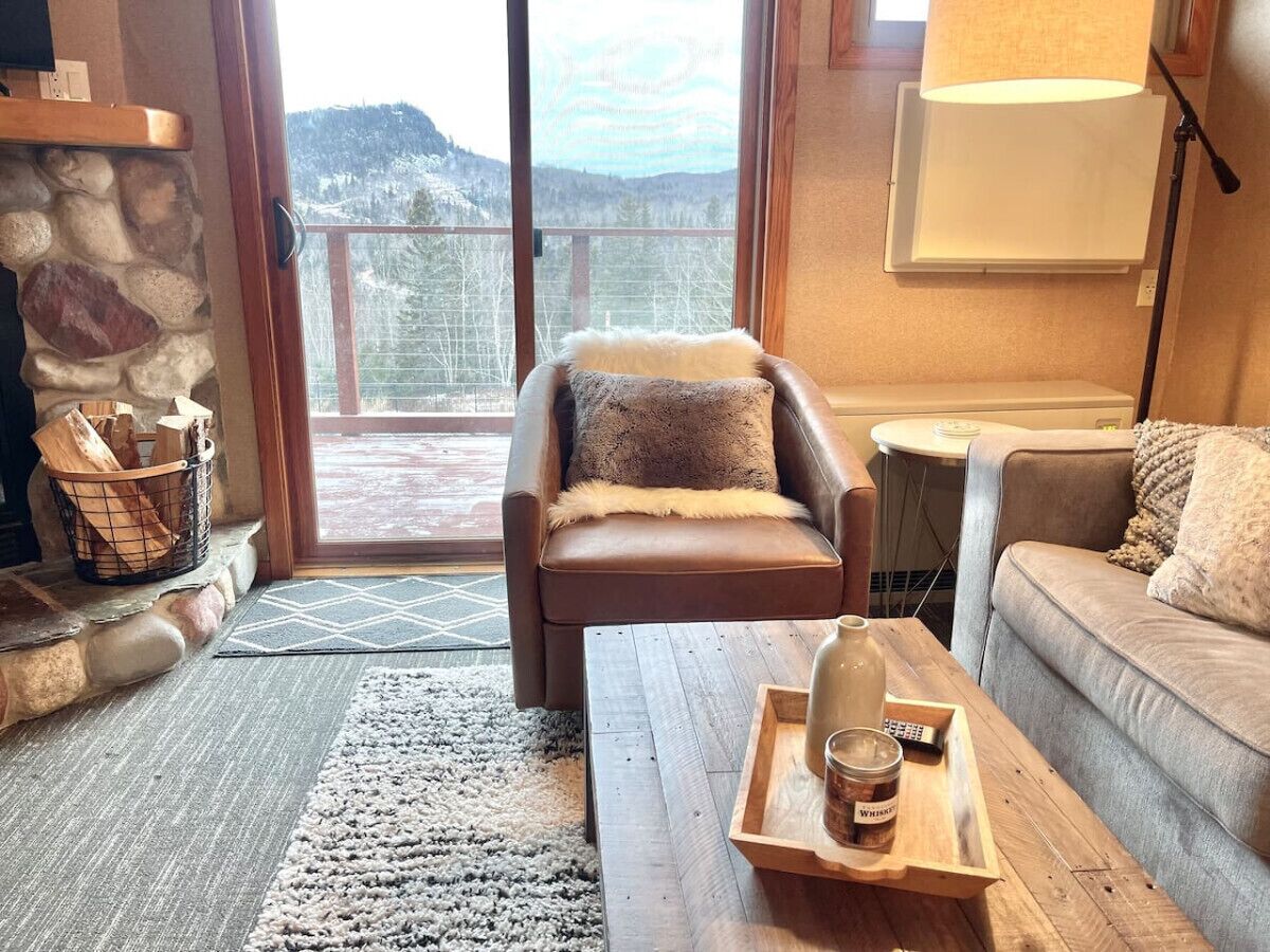 Smart TV, chimenea y tenis de mesa 