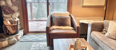 Una Smart TV, una chimenea, una mesa de tenis de mesa