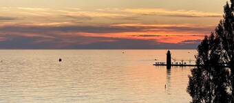 ★Flip Flop Cottage★ Fire Pit • 7min walk to beach • Family & Pet Friendly!