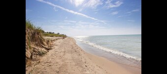 ★Flip Flop Cottage★ Fire Pit • 7min walk to beach • Family & Pet Friendly!