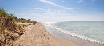★Flip Flop Cottage★ Fire Pit • 7min walk to beach • Family & Pet Friendly!