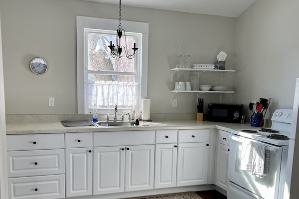 Een microgolfoven, een koffiezetapparaat/waterkoker