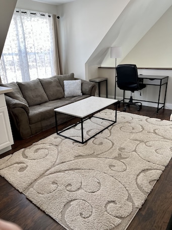 TV. 1br-1bth- Furnished Apartment in Chardon