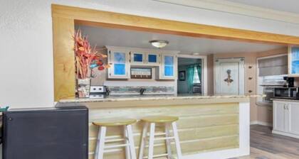 Shark Shack sleeps 9 people 🤩 gorgeous ocean view from house