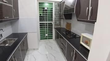 Refrigerador, microondas, lavavajillas y tetera eléctrica