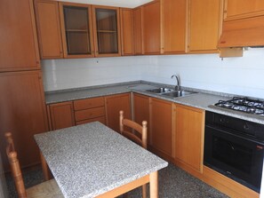 Kühlschrank, Ofen, Herdplatte, Wasserkocher mit Kaffee-/Teezubehör