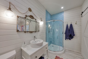 Haartrockner, Handtücher, Toilettenpapier