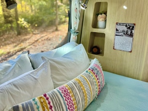 1 bedroom, iron/ironing board, free WiFi, bed sheets - Airstream in Wine Country Hot Tub Extra Cost (Orrtanna)