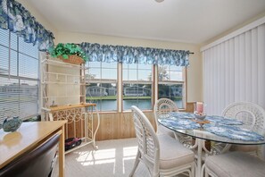 Dining - Beach House with a lake. (Surfside Beach)