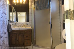 Douche, sèche-cheveux, serviettes fournies, savon