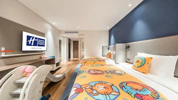 Una habitación de hotel con una cama grande, televisión, escritorio y una silla.