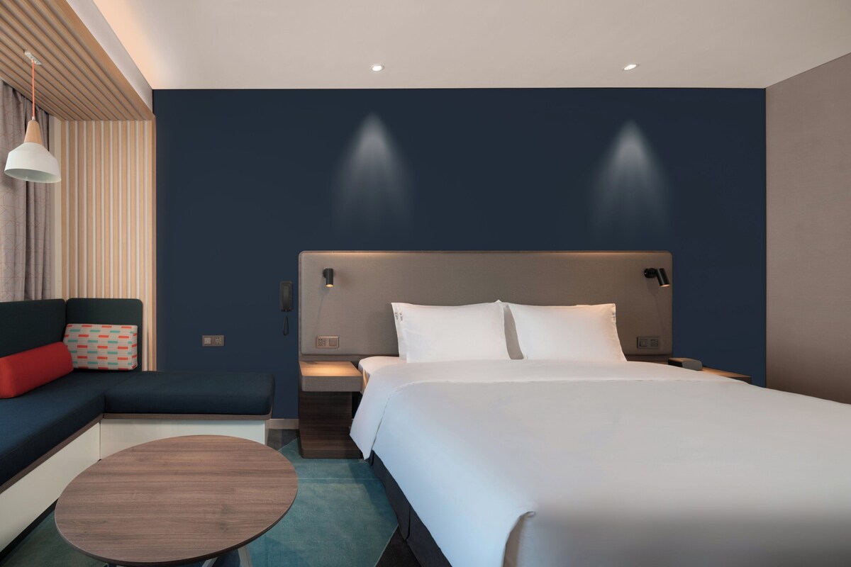 Chambre Standard, 1 très grand lit | Coffre-fort, bureau, système d’insonorisation, literie fournie