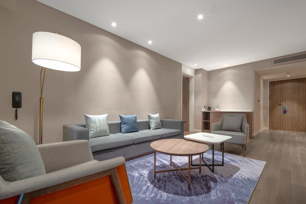 Suite, 1 Bedroom | In-room safe, soundproofing