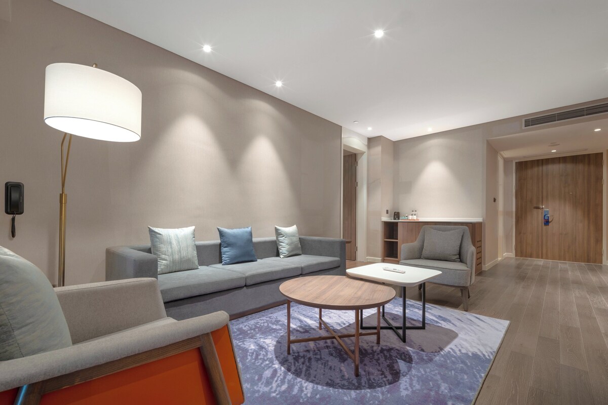 Suite, 1 chambre | Coffre-fort, bureau, système d’insonorisation, literie fournie