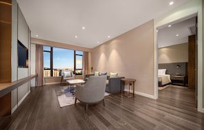 Suite, 1 Schlafzimmer | Zimmersafe, schallisolierte Zimmer