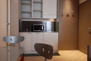 Réfrigérateur, four à micro-ondes, surface de cuisson, lave-vaisselle